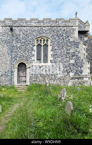 L'église Sainte Marie et saint Pierre à Kelsale, Suffolk, avec le travail d'Edward Schröder avant Banque D'Images