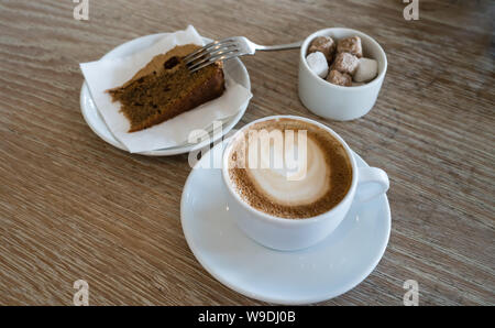 Cappuccino et du gâteau à Rick Stein's Restaurant Sandbanks Banque D'Images