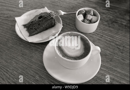 Cappuccino et du gâteau à Rick Stein's Restaurant Sandbanks Banque D'Images