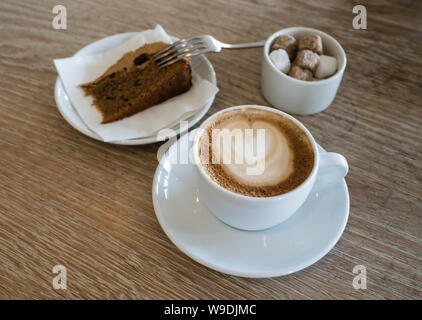 Cappuccino et du gâteau à Rick Stein's Restaurant Sandbanks Banque D'Images