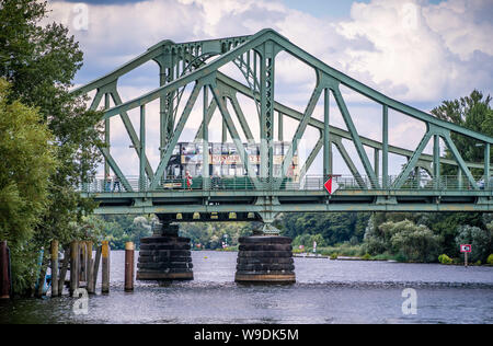 Potsdam, Allemagne. Août 13, 2019. Un bus traverse le pont de Glienicke. Crédit : Michael Kappeler/dpa/Alamy Live News Banque D'Images