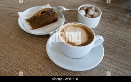 Cappuccino et du gâteau à Rick Stein's Restaurant Sandbanks Banque D'Images