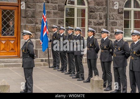 La police islandaise habillé de l'uniforme, au cours du jour de l'indépendance de l'Islande, Reykjavik, Islande Banque D'Images