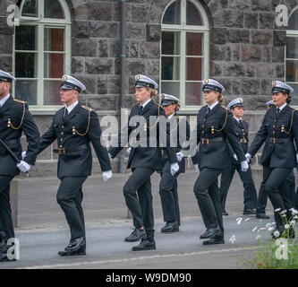 La police islandaise habillé de l'uniforme, au cours du jour de l'indépendance de l'Islande, Reykjavik, Islande Banque D'Images