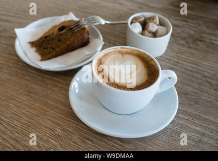 Cappuccino et du gâteau à Rick Stein's Restaurant Sandbanks Banque D'Images