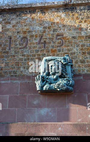 L'ACTION. L'un des 16 sculptures en bronze au Mémorial de la France combattante, fort du Mont-Valérien, Suresnes, Paris. Banque D'Images