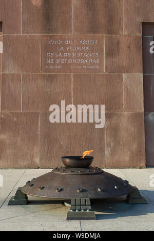 la flamme de la résistance devant la crypte, place Abbé Franz stock, fort Mont-Valérien, Suresnes, Paris. Banque D'Images