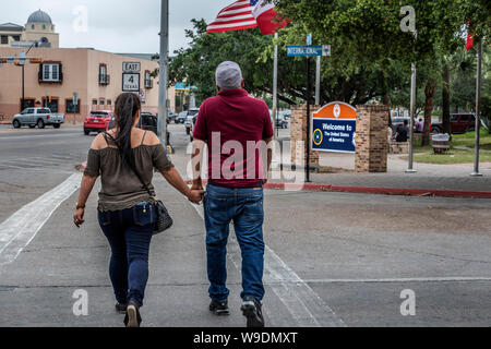 Entrer dans le couple mexicain aux États-Unis. Bienvenue aux États-Unis d'Amérique. Brownsville, Texas, États-Unis Banque D'Images