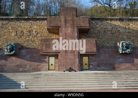 Croix de Lorraine et Crypt portes au Mémorial de la France combattante, fort du Mont-Valérien, Suresnes, Paris. Banque D'Images