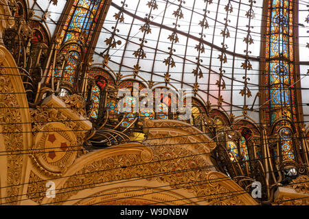 Détail de l'art nouveau une coupole des Galeries Lafayette Paris Haussmann Banque D'Images