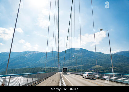 Pont Hardanger. Hardangerbrua reliant deux côtés de Hardangerfjorden. La Norvège fjord Hardanger bridge pont Hardangerbrua nouvellement construit. Banque D'Images