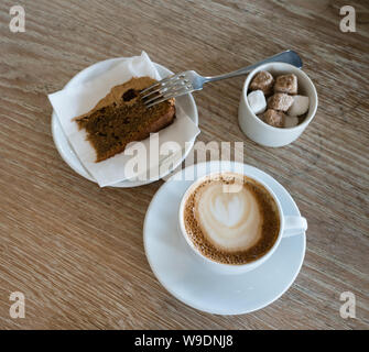 Cappuccino et du gâteau à Rick Stein's Restaurant Sandbanks Banque D'Images