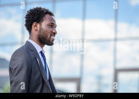 Beau, joyeux african american businessman smiling in suite et à la suite Banque D'Images