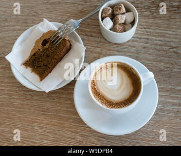 Cappuccino et du gâteau à Rick Stein's Restaurant Sandbanks Banque D'Images