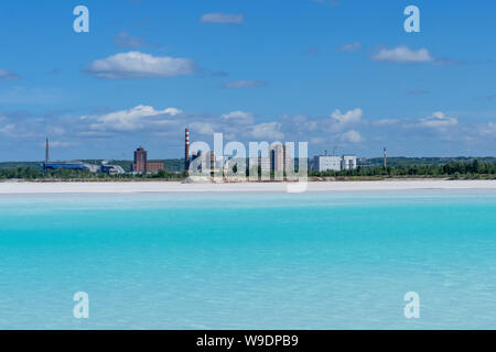 Étang de résidus industriels avec beau bleu de l'eau sur l'arrière-plan de l'usine landscape Banque D'Images