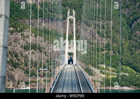 Pont Hardanger. Hardangerbrua reliant deux côtés de Hardangerfjorden. La Norvège fjord Hardanger bridge pont Hardangerbrua nouvellement construit. Banque D'Images