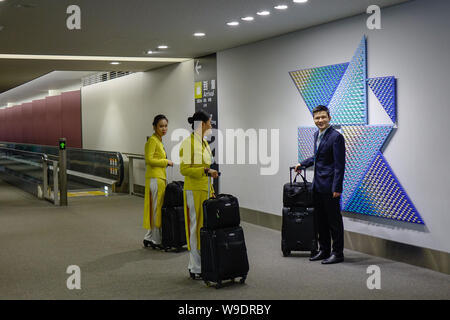 Nagoya, Japon - 16 mars 2018. Les membres de l'équipe de Vietnam Airlines à l'aéroport de Chubu Centrair à Nagoya (NGO). Banque D'Images