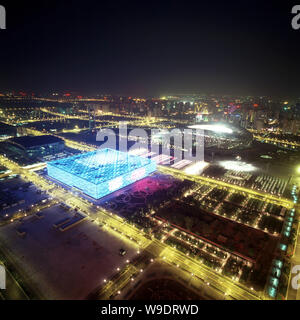 Vue nocturne de la National Aquatic Centre, avant, connu comme le Cube d'eau, et le Stade National, connu sous le nom de nid d'oiseaux, dans le parc olympique en B Banque D'Images