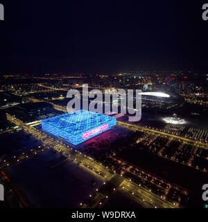 Vue nocturne de la National Aquatic Centre, avant, connu comme le Cube d'eau, et le Stade National, connu sous le nom de nid d'oiseaux, dans le parc olympique en B Banque D'Images