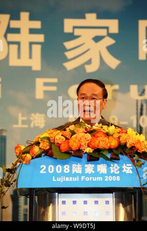 --FILE-- le vice-Premier ministre chinois Wang Qishan parle lors de la Forum de Lujiazui à Shanghai, 9 mai 2008. Vice-premier ministre Wang Qishan sera à la tête d'un comité Banque D'Images