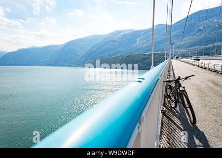 Thème de vtt en Scandinavie. les droits de l'en casque et sportswear sur location en Norvège le pont suspendu Pont Hardanger jeté Banque D'Images