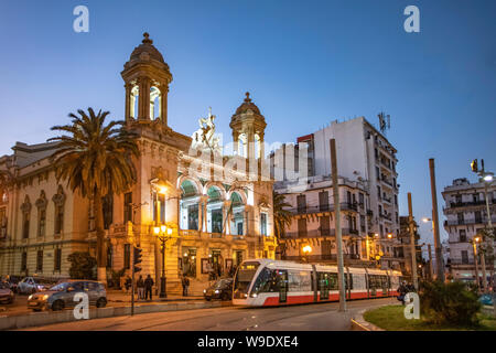 Algérie, Oran city , Premier de novembre Square, théâtre régional et l'Opéra, tramways Banque D'Images