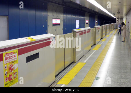 Tokyo, Japon. 18 mai, 2018. Les passagers se tenir en face d'un système de sécurité de l'embarquement dans le métro de Tokyo, qui sépare le train de la voie et donc fixe. Tombe dans le lit de la voie ne sont pas possible de cette façon. Il existe des systèmes similaires dans environ 50 autres villes à travers le monde, dont certaines ont été en opération depuis les années 1990 - par exemple à Moscou, Londres et Barcelone. Crédit : Peter Gercke/dpa-Zentralbild/ZB/dpa/Alamy Live News Banque D'Images