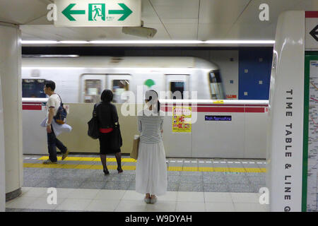 Tokyo, Japon. 18 mai, 2018. Les passagers se tenir en face d'un système de sécurité de l'embarquement dans le métro de Tokyo, qui sépare le train de la voie et donc fixe. Tombe dans le lit de la voie ne sont pas possible de cette façon. Il existe des systèmes similaires dans environ 50 autres villes à travers le monde, dont certaines ont été en opération depuis les années 1990 - par exemple à Moscou, Londres et Barcelone. Crédit : Peter Gercke/dpa-Zentralbild/ZB/dpa/Alamy Live News Banque D'Images