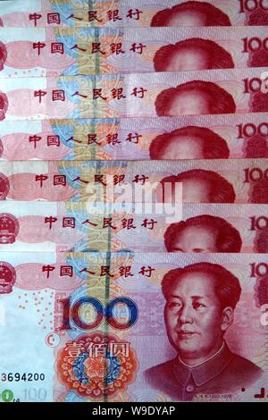 --FILE--photo prise dans Road dans la province de Jiangsu, Chine de l'est montre Yuan renminbi (RMB) 1 septembre 2007. La monnaie chinoise, le yuan Banque D'Images