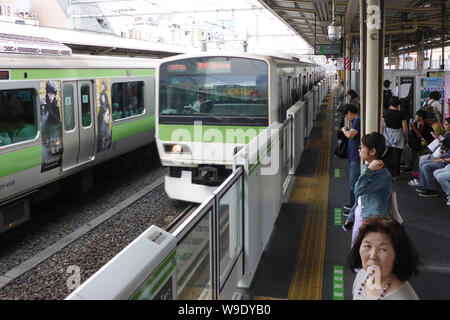 Tokyo, Japon. 18 mai, 2018. Les passagers se tenir en face d'un système de sécurité de l'embarquement dans le métro de Tokyo, qui sépare le train de la voie et donc fixe. Tombe dans le lit de la voie ne sont pas possible de cette façon. Il existe des systèmes similaires dans environ 50 autres villes à travers le monde, dont certaines ont été en opération depuis les années 1990 - par exemple à Moscou, Londres et Barcelone. Crédit : Peter Gercke/dpa-Zentralbild/ZB/dpa/Alamy Live News Banque D'Images