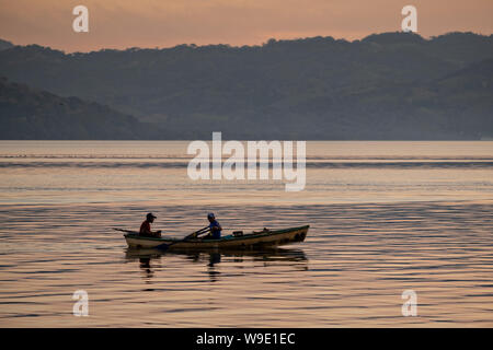 Ligne pêcheurs embarcations traditionnelles autour de la lagune Sontecomapan au coucher du soleil près de Sontecomapan, Veracruz, Mexique. Le lagon qui se jette dans le golfe du Mexique est l'un des mieux conservés humides côtières et les forêts de mangroves au Mexique et une partie de la réserve de la biosphère de Los Tuxtlas. Banque D'Images