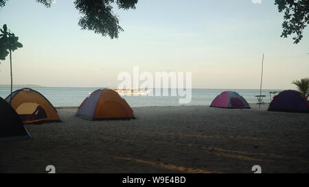 Camp au bord de la mer sur la plage avec des tentes. Camp avec les touristes sur une île tropicale. L'été et les vacances Banque D'Images