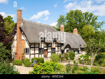 Anne Hathaway Cottage est un cottage de chaume dans un jardin de cottage anglais Shottery près de Stratford upon Avon Warwickshire Angleterre GB Europe Banque D'Images