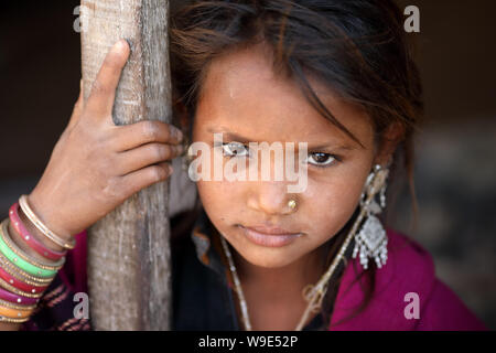 Jeune fille tribal dans un village rural dans le district de Kutch, Gujarat. Le Kutch région est bien connue pour son la vie tribale et la culture traditionnelle.