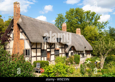 Anne Hathaway Cottage est un cottage de chaume dans un jardin de cottage anglais Shottery près de Stratford upon Avon Warwickshire Angleterre GB Europe Banque D'Images