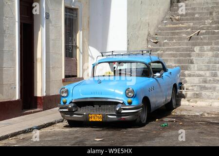 La HAVANE, CUBA - 30 janvier 2011 : classique bleu American Buick voiture garée à La Havane. Cuba a l'un des taux de location par habitant élevés (38 pour 1000 personnes Banque D'Images