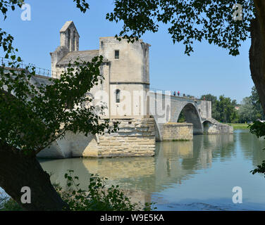 Célèbre Pont de Saint Bénézet ou pont d'Avignon avec la chapelle de Saint Nichola sur le Petit Rhône à Avignon, une commune française, située dans le sud-est de la France Banque D'Images