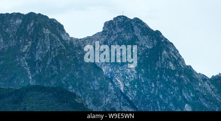 La vue panoramique vu de Zakopane ville de villégiature de montagne Giewont d'une croix sur un pic (Pologne). Banque D'Images