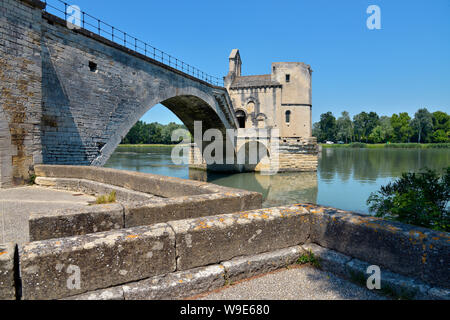 Célèbre Pont de Saint Bénézet ou pont d'Avignon avec la chapelle de Saint Nichola sur le Petit Rhône à Avignon, une commune française, située dans le sud-est de la France Banque D'Images