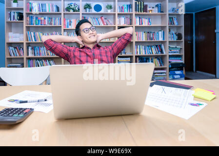 Young Asian Business freelancer se détendre et penser à de nouvelles idées de business paln à l'espace de travail de coopération. Banque D'Images