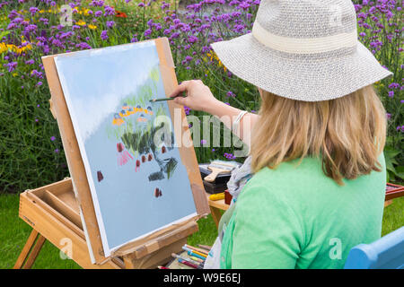 Artiste Nina Squire capturer la beauté des fleurs au pré des fleurs à New Forest & Hampshire County Show, Brockenhurst, Hampshire UK en Juillet Banque D'Images