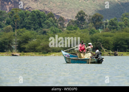 Pêcheur kenyan en petit bateau de pêche avec filet, lake Naivaasha, Kenya, Afrique de l'Est Banque D'Images