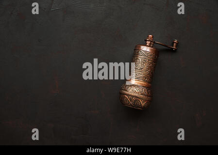 Moulin à poivre turc ou meules sur fond de bois sombre. Vue d'en haut. Copy space Banque D'Images