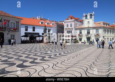 CASCAIS, PORTUGAL - Mai 21, 2018 : les touristes visitent le centre-ville de Cascais. Le Portugal avait 12,7 millions de visiteurs étrangers en 2017. Banque D'Images