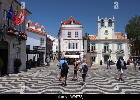 CASCAIS, PORTUGAL - Mai 21, 2018 : les touristes visitent le centre-ville de Cascais. Le Portugal avait 12,7 millions de visiteurs étrangers en 2017. Banque D'Images