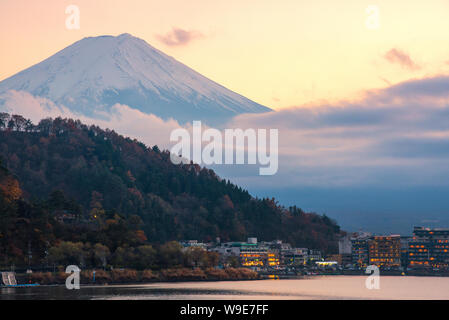 Paysage naturel magnifique vue du Mont Fuji à Kawaguchiko pendant le coucher du soleil en saison d'automne au Japon. Banque D'Images