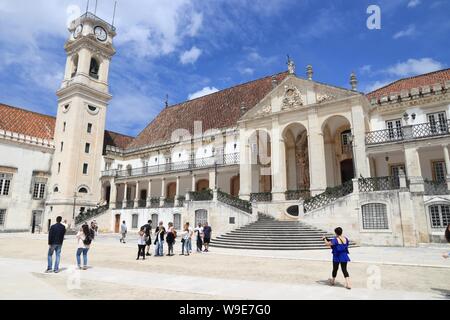 COIMBRA, PORTUGAL - Mai 26, 2018 : les visiteurs à l'Université de Coimbra au Portugal. L'université est un UNESCO World Heritage Site. Banque D'Images