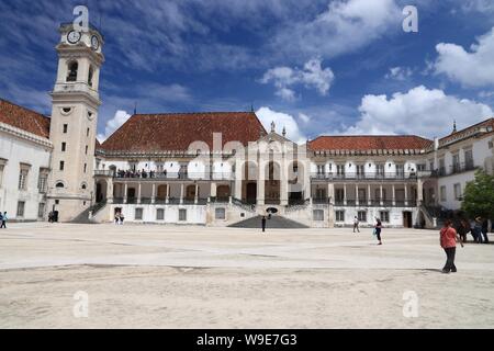 COIMBRA, PORTUGAL - Mai 26, 2018 : les visiteurs à l'Université de Coimbra au Portugal. L'université est un UNESCO World Heritage Site. Banque D'Images