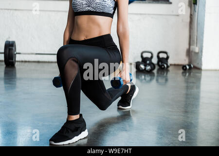 Portrait de la sportive faisant de l'exercice de squat avec haltères Banque D'Images