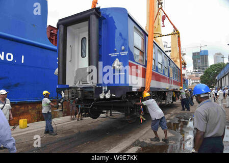 Colombo. Août 13, 2019. Décharger les travailleurs l'une des voitures d'un train de fabrication chinoise importée au port de Colombo au Sri Lanka, le 13 août 2019. Le Sri Lanka a importé un train à partir de la Chine pour sa ligne de l'arrière à un coût de 10,3 millions de dollars américains qui sera le premier des neuf séries d'alimentation, le ministère des Transports de l'île a dit dans une déclaration ici mardi. Cité dans les médias locaux, le ministère des Transports a déclaré que le train est en mesure de fonctionner sur des routes sinueuses de l'arrière sur la ligne. Source : Xinhua/Hanifka Gayan Banque D'Images